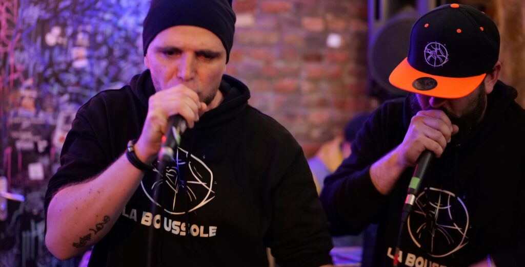 Image d'un concert rap de niche avec Da Blast et Tiema